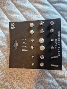 Set of earrings and anchor